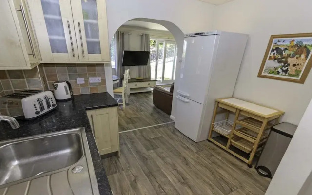 Clifton Court Apt 19 With Heated Pool