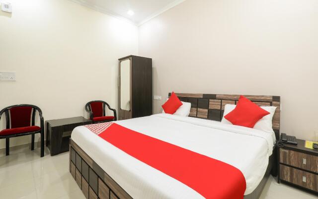 OYO 75810 Ronak Hotel
