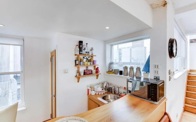 Specious Family Kensington 5-bed House, Sleeps 12