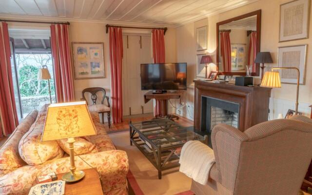 Liiiving in Moledo Historical Pool Villa