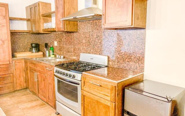 Beautiful 3 BDR 2,5 Bath- Steps from Beach w/PKG