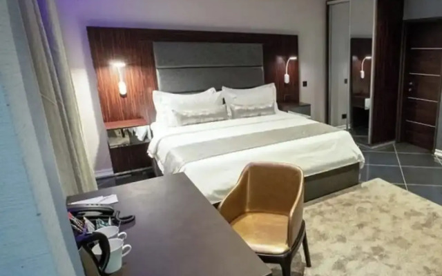 Tripod by Pedestal Hotel