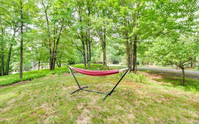Outdoor Theater, Deck & Fire Pit: Poconos Retreat