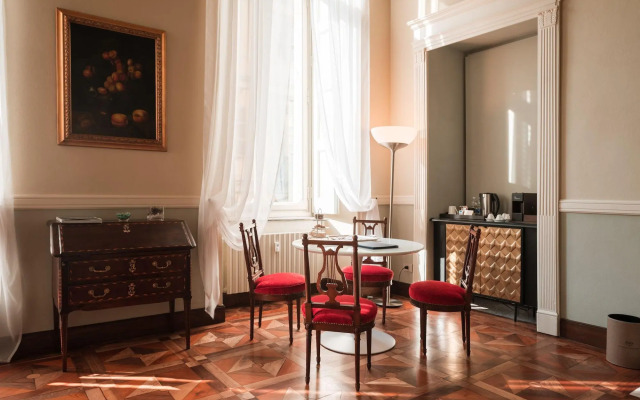 Royal Palace Luxury Suites & Hotel