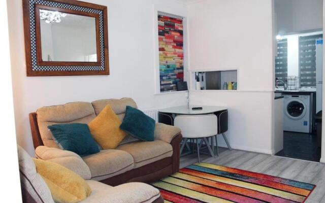 2 bed 1st floor Apartment-own entrance & parking