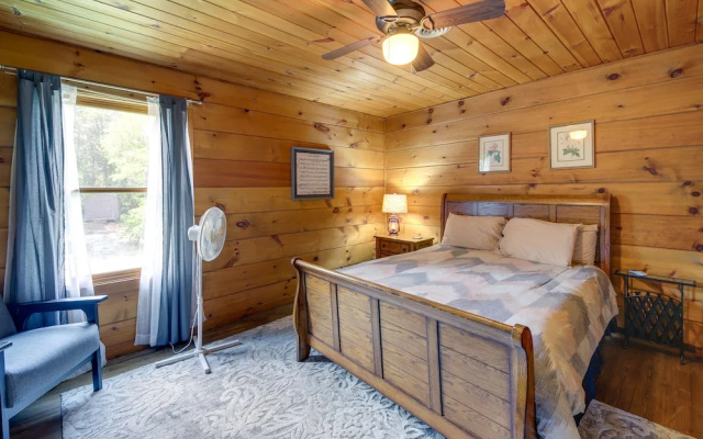 Sevierville Cabin w/ Hot Tub & Mountain-view Deck