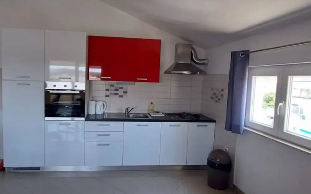 Expansive Ciovo Apartment With Sea-views, Balcony and Outdoor Dining