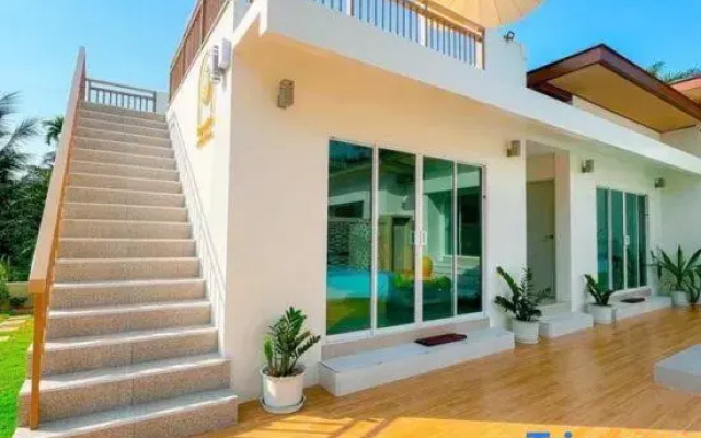 Le poulet poolvilla khanom