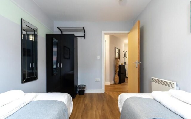 Black Moon 2 bed 2 bath Central location