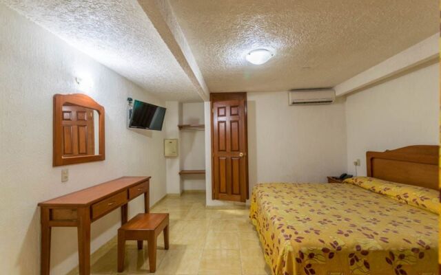 Suites Poliforum Inn