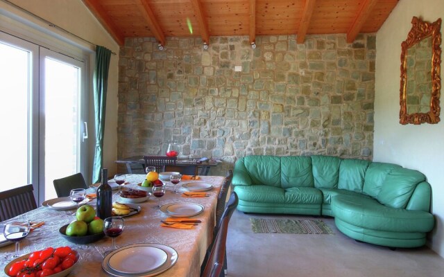 Luxurious Villa in Monte San Savino with Jacuzzi