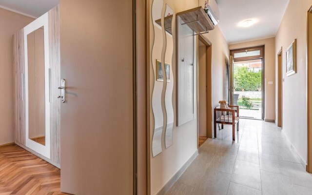 Beautiful Apartment in Liznjan With Wifi and 2 Bedrooms
