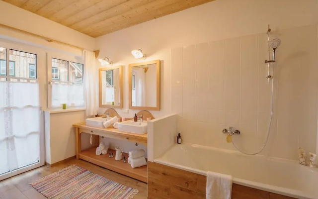 Chalet Near Lake Grundlsee & Ski Lift