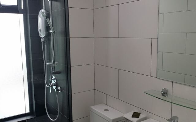 Univ 360 Cozy Apartment with Pool View