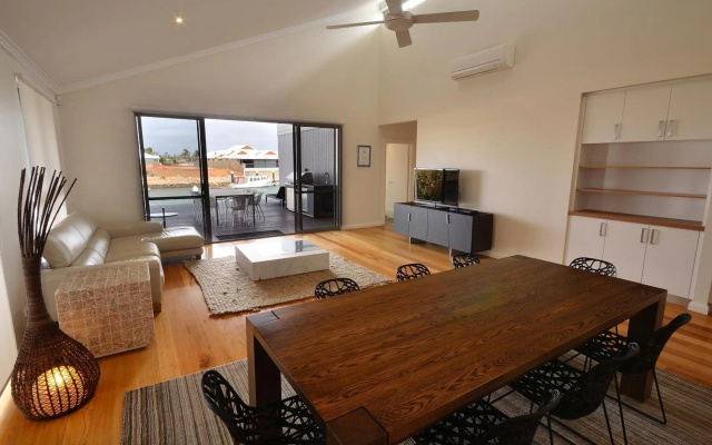 The Carnarvon Luxury Canal Home