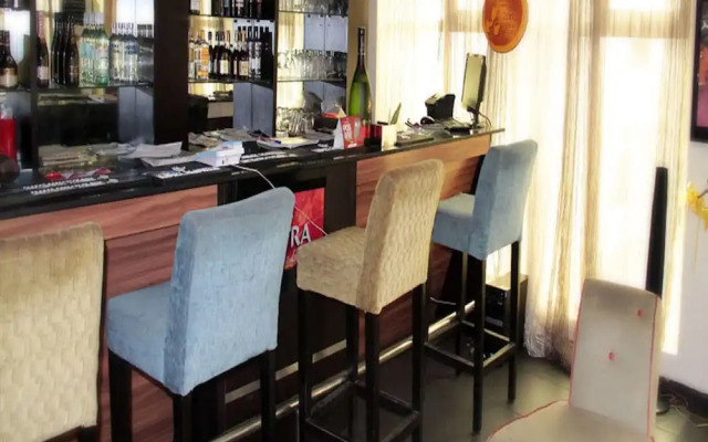Lakeem Suites Adebola