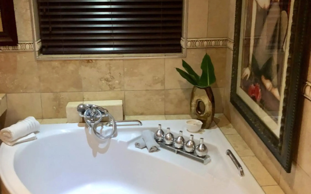 Spacube Luxury Suites and Spa