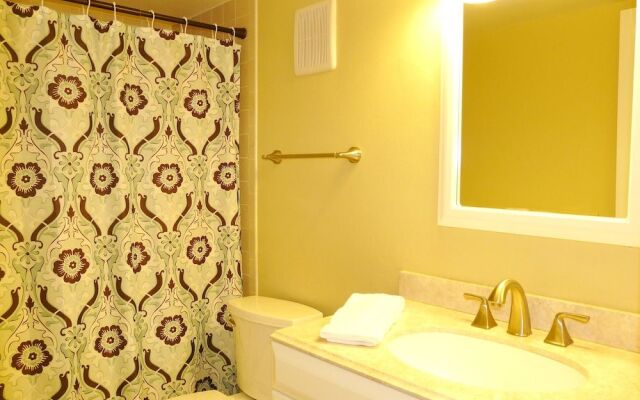 Beachfront Condo With Pool and Balcony Facing Beach