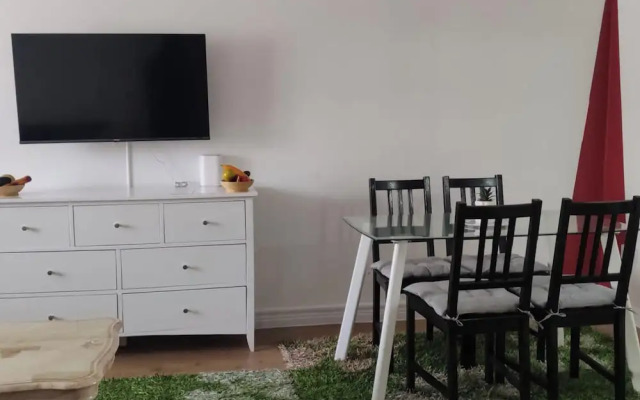 Apartment - Sleeps 5 - Parking - Station Close