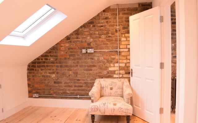 Retro 2 Bedroom Flat in Clapham