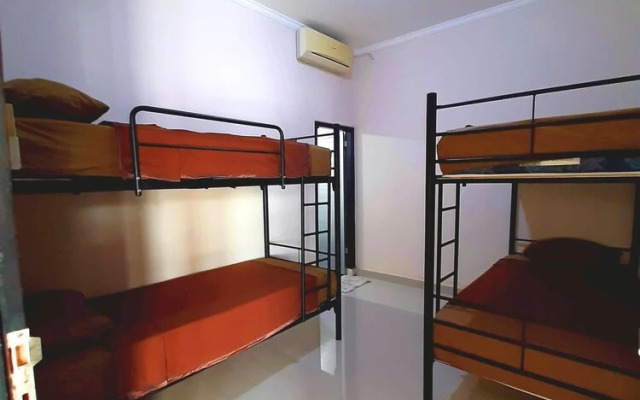 Safe House Bed and Breakfast - Hostel - Adults Ony