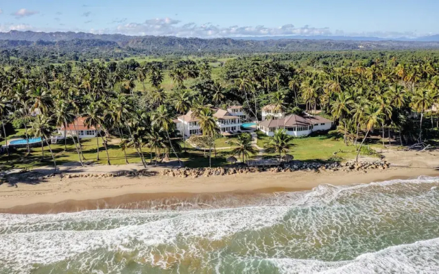 Room in Guest Room - Oceanfront Suite With Kitchenette Stunning Views & Secluded Luxury