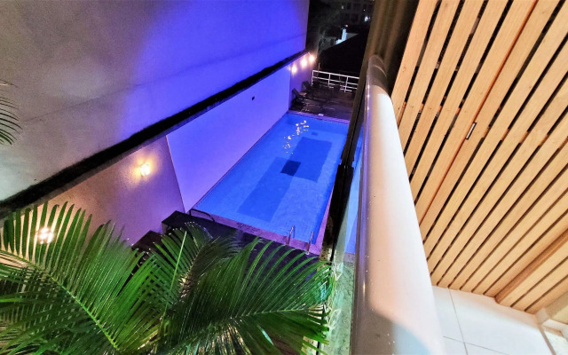 Apartamento com serviços a 300 metros do mar