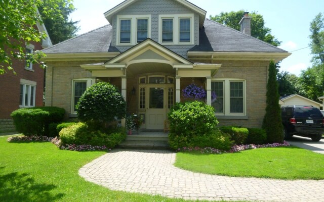 Cottage on Caledonia Bed & Breakfast