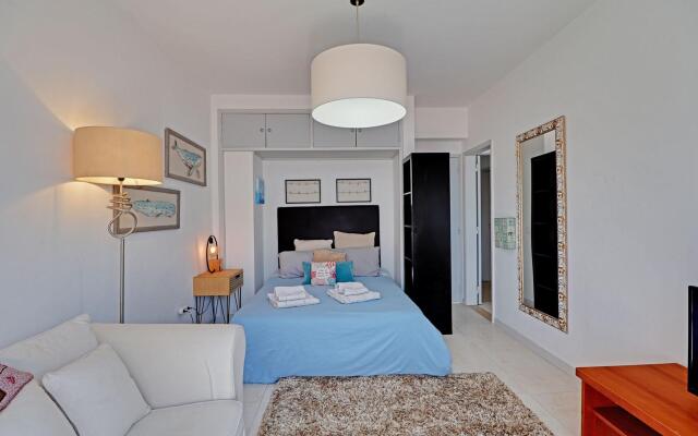 Faro Airport Flat 1 by Homing