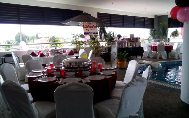 Holiday Villa Hotel & Suites