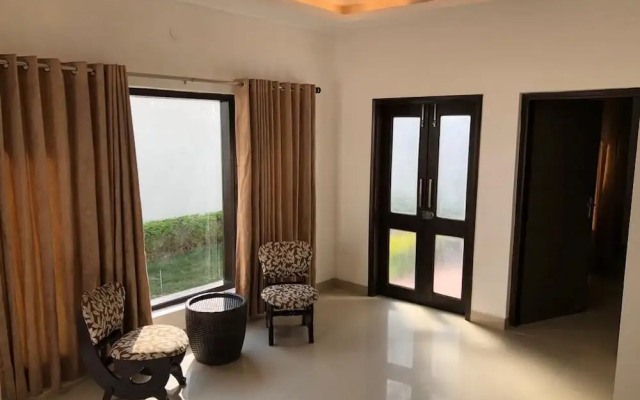 R Cottage Studio Apartments