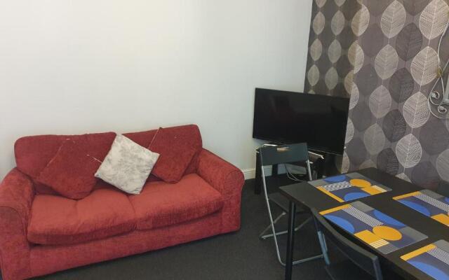 Gateshead's Amethyst 3 Bedroom Apt, Sleeps 6 Guests