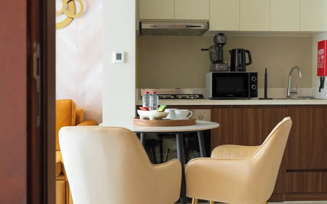 Keyrock Living - 1BR Lake View at Reva