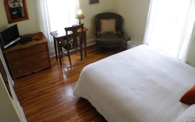 Warm House Retreat Bed and Breakfast