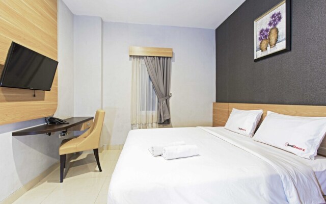 RedDoorz Plus Near ITC Fatmawati