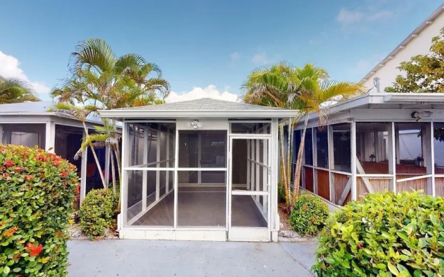 Perfectly Located in the Heart of Seven Mile Beach by Redawning