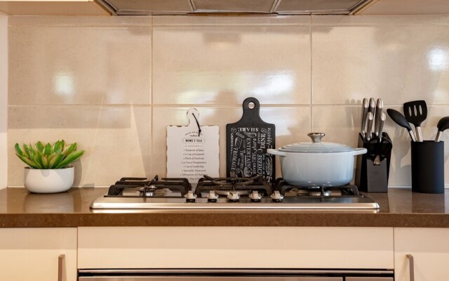 AUJOY 4 Bed  Townhouse Glen Waverley