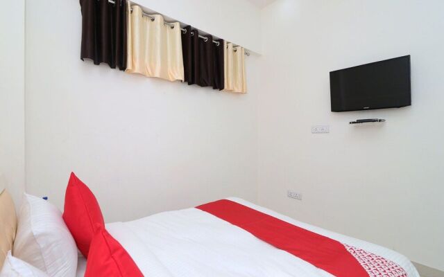 OYO 13406 Hotel Golden Leaf