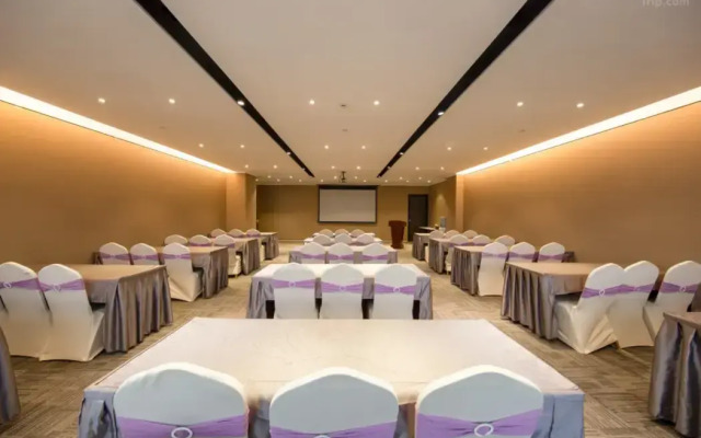 Homeinn Plus Hotel (Danyang Glasses Industrial Park Railway Station)