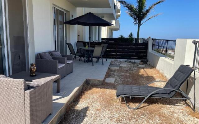 2 bed apt mountains and costal views with pool