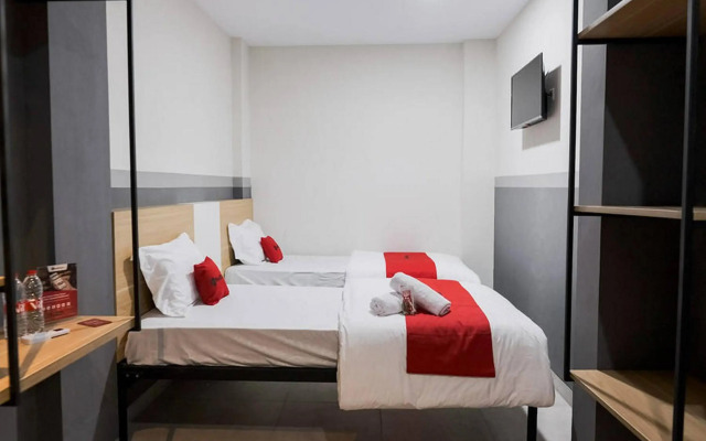 RedDoorz Near Mall Taman Anggrek