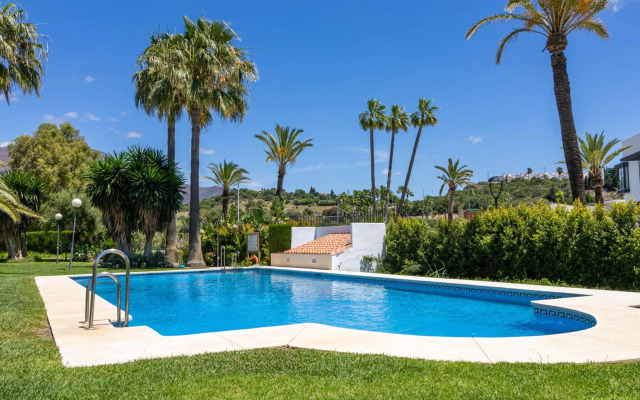 BEACHFRONT Spacious House with Pools, Bathtubs, Garden, Sea View