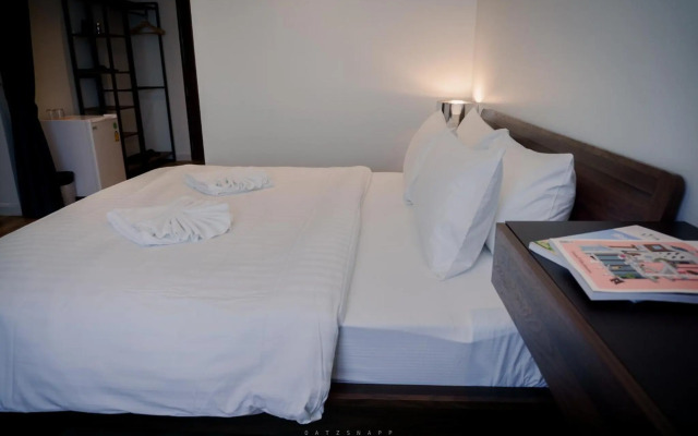 Play Poshtel & Cafe (SHA Certified)