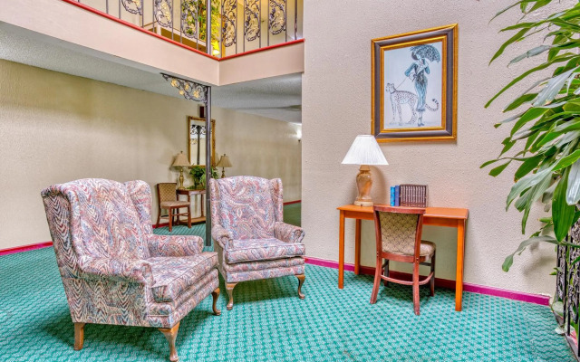 OYO Townhouse Tulsa Woodland Hills