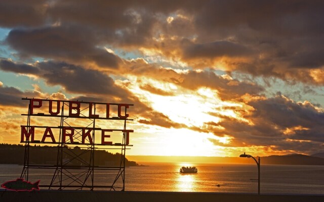 Belltown Court MoPOP Suite - One Bedroom Apartment