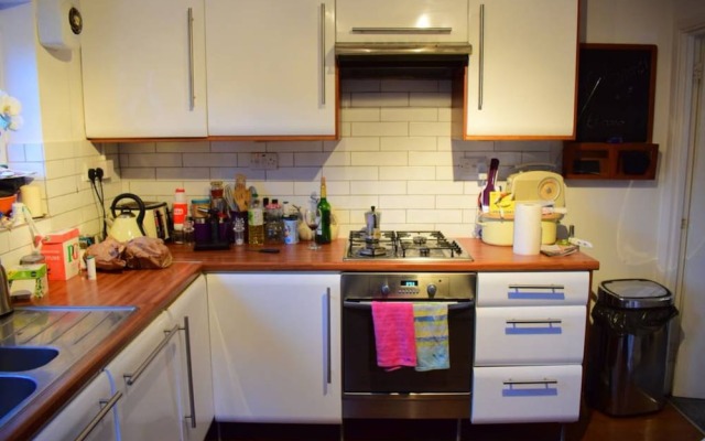 1 Bedroom Flat in Stamford Hill Accommodates 4