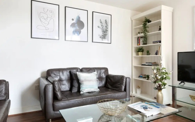 Sophisticated 2 Bed Flat with Balcony in Acton