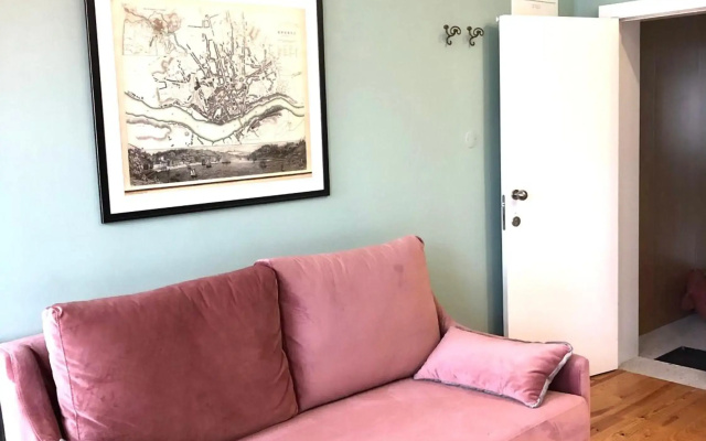 Light Cozy Studio in Bonfim with Romantic Balcony