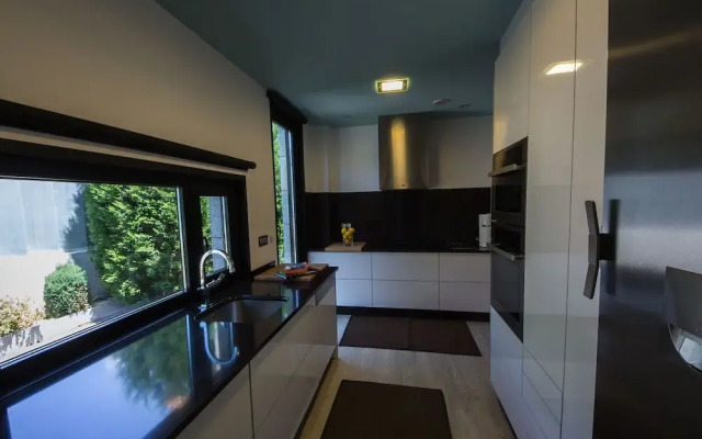 Posh Villa With Pool, Garden & Ocean Views in Sansenxo