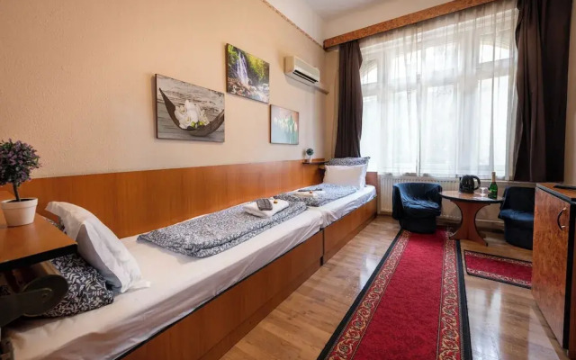 Kristal Hotel